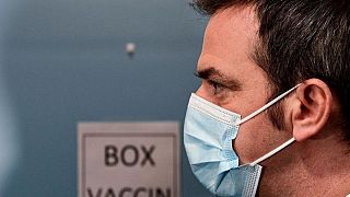 تشجيعا على التطعيم.. وزير فرنسي يحقن زميلة له بلقاح كوفيد-19