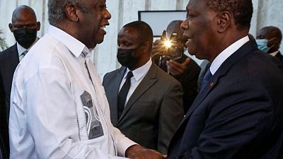 رئيس ساحل العاج واتارا وخصمه السياسي باجبو يتعانقان وسط جهود مصالحة