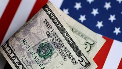 الدولار متمسك بمكاسبه قبل نشر محضر اجتماع المركزي الأمريكي
