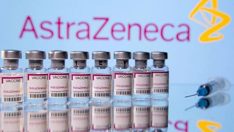 AstraZeneca detecta bajo riesgo de trombos tras la primera vacuna, menor tras la segunda