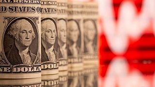 الدولار يهوي لقاع شهر قبل اختبار الوظائف الأمريكية