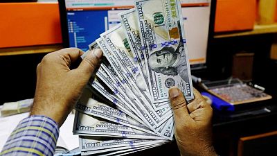 الدولار يتراجع لقاع شهر ليرفع عملات أخرى
