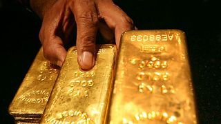 الذهب يبلغ ذروة شهرين مع تفاؤل المستثمرين حيال ميل بنوك مركزية للتيسير الذهب يبلغ ذروة شهرين مع تفاؤل المستثمرين حيال ميل بنوك مركزية للتيسير