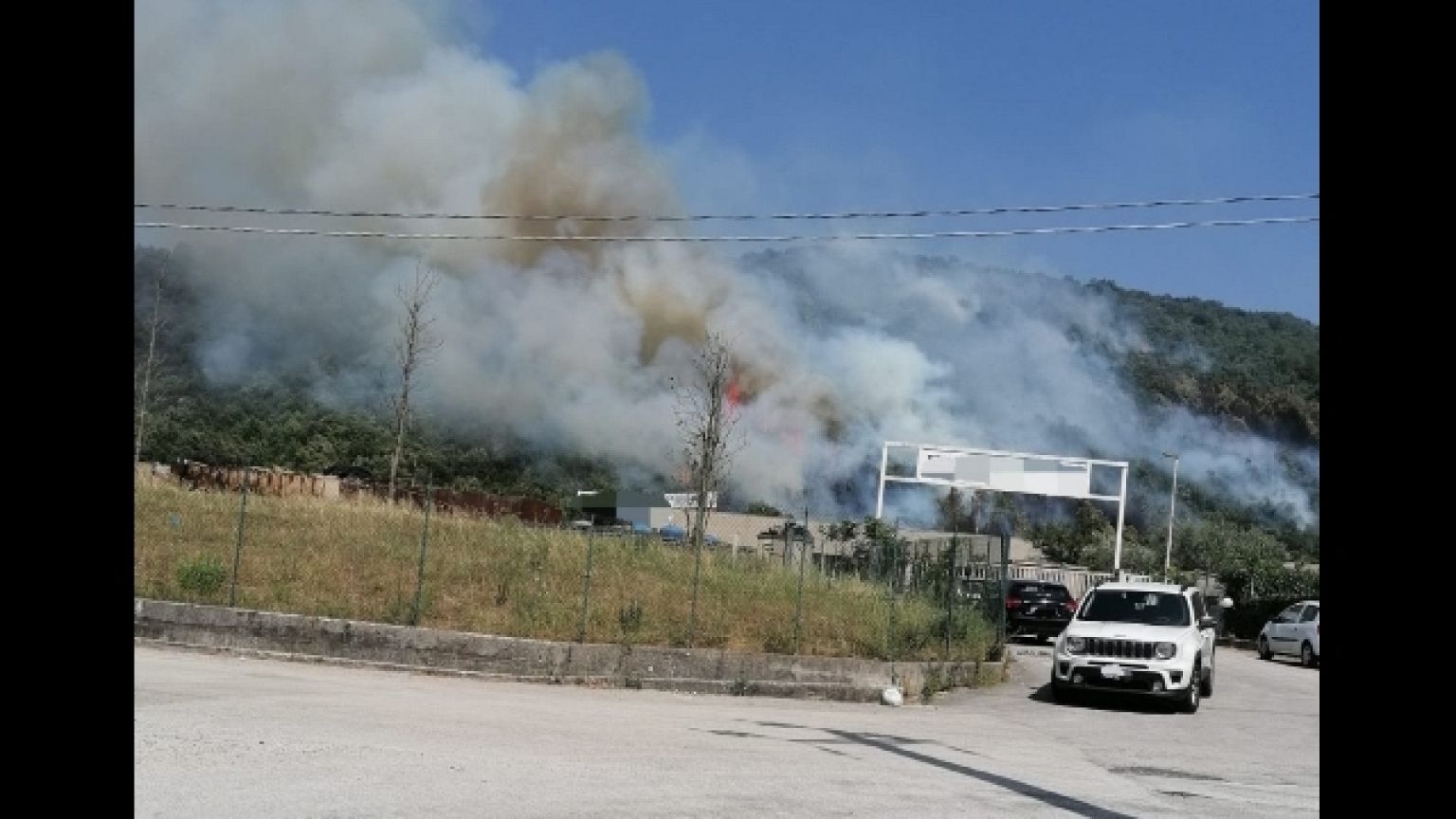 All'opera di spegnimento intervengono alcuni Canadair
