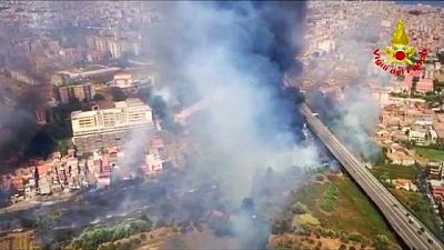 Più roghi, due fronti principali. In arrivo altri vigili fuoco Più roghi, due fronti principali. In arrivo altri vigili fuoco