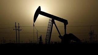 النفط يرتفع ويواصل مكاسبه للشهر الرابع وسط تنامي الطلب