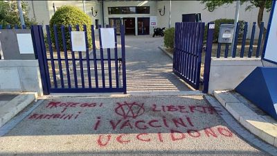 Sindaco Decaro, 'gesti inutili e dannosi per la città' Sindaco Decaro, 'gesti inutili e dannosi per la città'