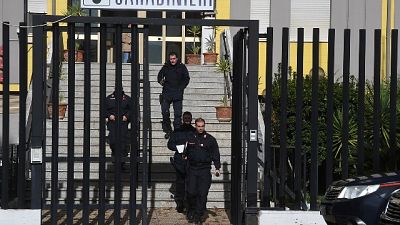 Giallo a S.Giusta, tracce di sangue accanto al corpo Giallo a S.Giusta, tracce di sangue accanto al corpo