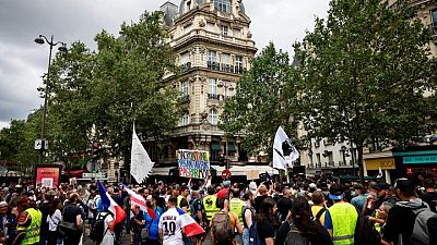 آلاف الفرنسيين يحتجون على تصريح المرور الصحي واعتقال 19
