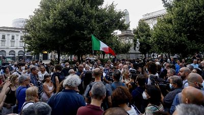 Slogan contro la decisione del governo e per "la libertà" Slogan contro la decisione del governo e per "la libertà"