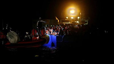 مصحح- إنقاذ 394 مهاجرا من قارب خشبي مكتظ قبالة تونس