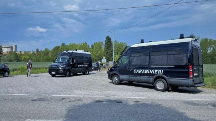 I carabinieri ancora impegnati per identificare i presenti
