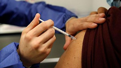 Pfizer busca aprobación en EEUU de dosis de refuerzo; OMS dice primera vacuna es prioridad