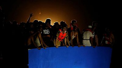 Equipos de rescate sacan a 394 migrantes de una embarcación peligrosamente abarrotada frente a Túnez Equipos de rescate sacan a 394 migrantes de una embarcación peligrosamente abarrotada frente a Túnez
