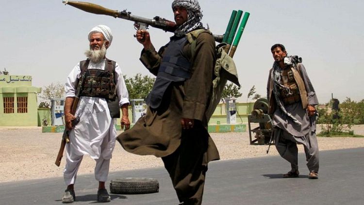 Cohetes talibanes alcanzan el aeropuerto de Kandahar cuando se intensifica el combate en Afganistán