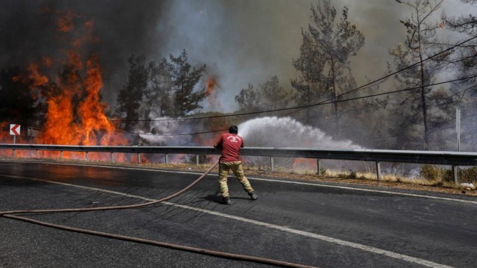 Sube a 8 número de muertos por incendios forestales en Turquía, centros turísticos en riesgo