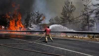 Sube a 8 número de muertos por incendios forestales en Turquía, centros turísticos en riesgo Sube a 8 número de muertos por incendios forestales en Turquía, centros turísticos en riesgo