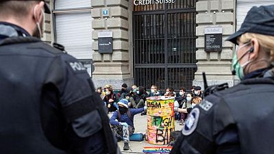 شرطة سويسرا تفرق احتجاجا لنشطاء المناخ في قلب حي المال بزوريخ