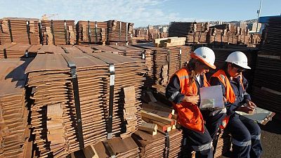 METALES BÁSICOS-Cobre sube por cuarta sesión seguida ante declive de inventarios