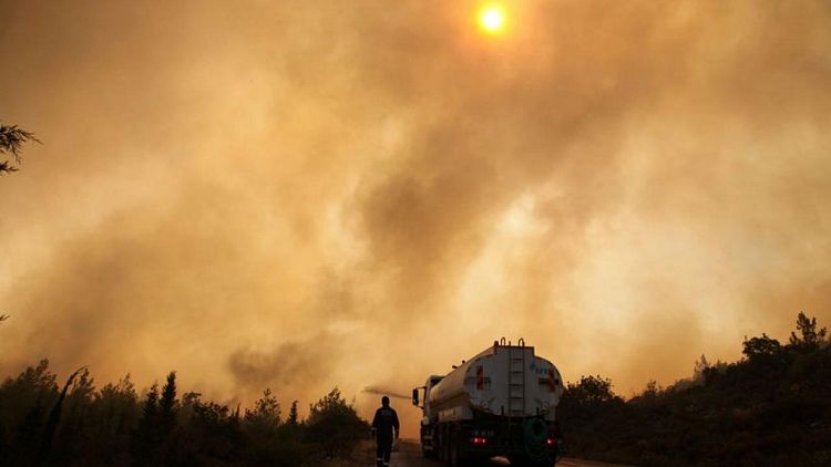 Wildfires blaze on in drought-hit Turkey as criticism grows
