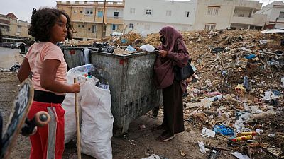 سكان أحد أحياء تونس الفقيرة يحدوهم الأمل في تحسن الأوضاع
