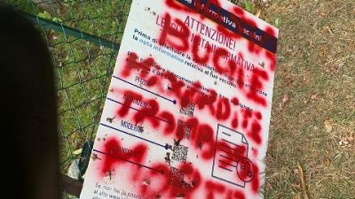 Asl, 'Gesto intimidatorio'. Vernice su indicazioni agli utenti Asl, 'Gesto intimidatorio'. Vernice su indicazioni agli utenti