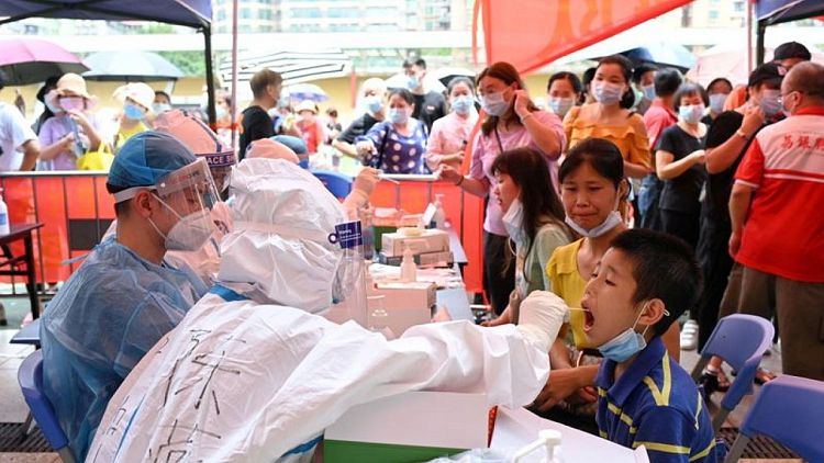 China registra cifra más alta de pacientes con COVID-19 del brote actual