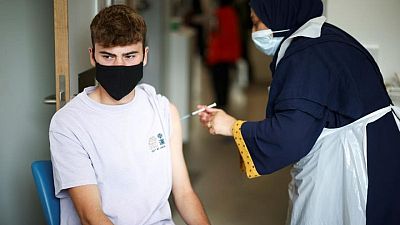 Inglaterra ve indicios de que las vacunas de COVID-19 no frenan el contagio de delta