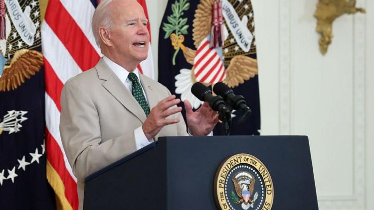 Biden dice que talibanes deben decidir si quieren reconocimiento internacional: entrevista