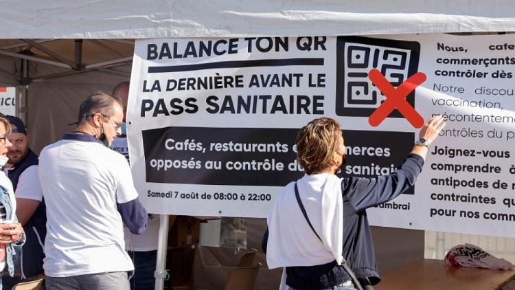 Manifestantes marchan en Francia contra normas de pase sanitario COVID-19