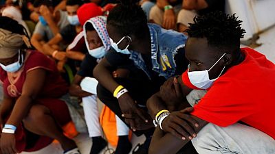 سفينة إنقاذ تقل 257 مهاجرا ترسو في ميناء بجزيرة صقلية الإيطالية