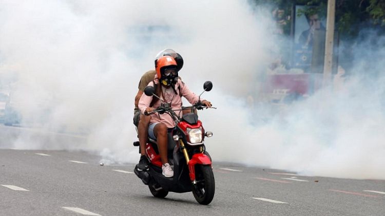 Thai anti-govt protesters clash with police in Bangkok