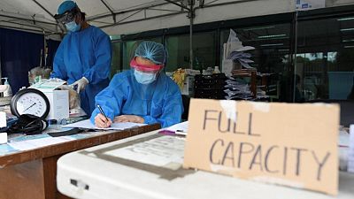 Cientos de hospitales filipinos, a punto de desbordarse por el alza de casos del virus Cientos de hospitales filipinos, a punto de desbordarse por el alza de casos del virus