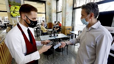 Pochi i clienti che chiedono di consumare seduti all'interno Pochi i clienti che chiedono di consumare seduti all'interno