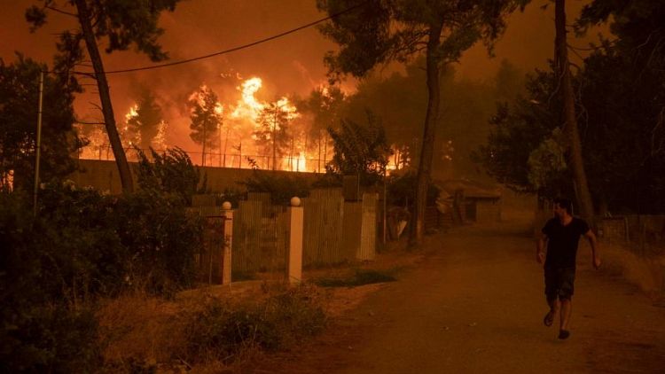 الحرائق تستعر مجددا في اليونان ونجاة أولمبيا القديمة