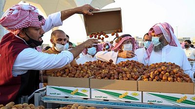 التجار يتنافسون على أحلى التمور في مهرجان عنيزة بالسعودية