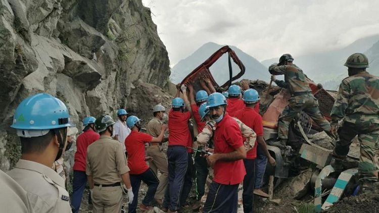 Un desprendimiento de tierra en el Himalaya indio deja 10 muertos y decenas de atrapados: autoridades