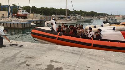 Erano su barca a vela soccorsa da Guardia costiera Erano su barca a vela soccorsa da Guardia costiera