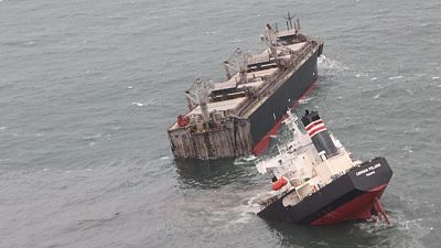 انشطار سفينة ترفع علم بنما بعد جنوحها في شمال اليابان