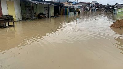 سيول جارفة تغرق العاصمة التجارية للكاميرون بعد هطول أمطار غزيرة سيول جارفة تغرق العاصمة التجارية للكاميرون بعد هطول أمطار غزيرة