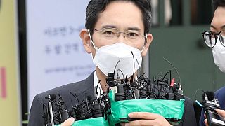 Flaco y arrepentido, el líder de Samsung sale de la cárcel bajo libertad condicional Flaco y arrepentido, el líder de Samsung sale de la cárcel bajo libertad condicional