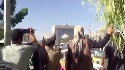 Presidente afgano en conversaciones urgentes mientras talibanes toman ciudad cercana a Kabul Presidente afgano en conversaciones urgentes mientras talibanes toman ciudad cercana a Kabul