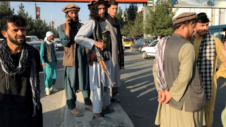 Talibanes disparan al aire para controlar a la multitud en el aeropuerto de Kabul