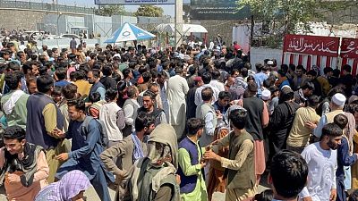 طالبان تمنع مغادرين من الوصول لمطار كابول وأمريكا تتعهد بالانتهاء من الإجلاء