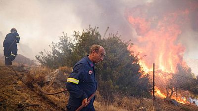 Incendios forestales avanzan a las afueras de Atenas, aldeas son evacuadas Incendios forestales avanzan a las afueras de Atenas, aldeas son evacuadas