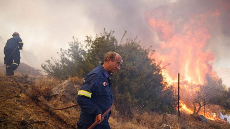 Incendios forestales avanzan a las afueras de Atenas, aldeas son evacuadas