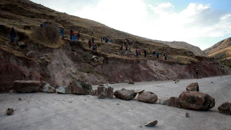Pobladores reanudan bloqueo en corredor clave para mina de cobre Las Bambas en Perú