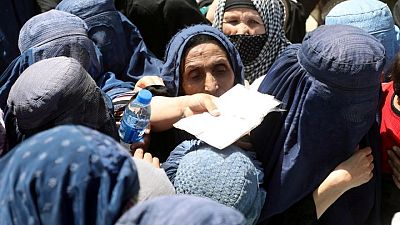 "الزمن تغير"... أفغانيات يرفعن راية التحدي مع عودة طالبان