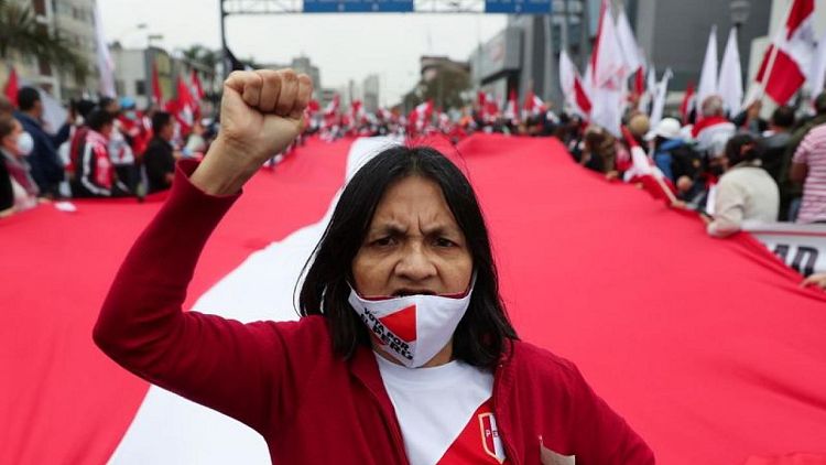 Canciller peruano renuncia, la primera baja en el gabinete del socialista Castillo