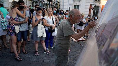 عشاق الفن يتوافدون لرؤية الإسباني أنطونيو لوبيز وهو يرسم في ساحة بمدريد
